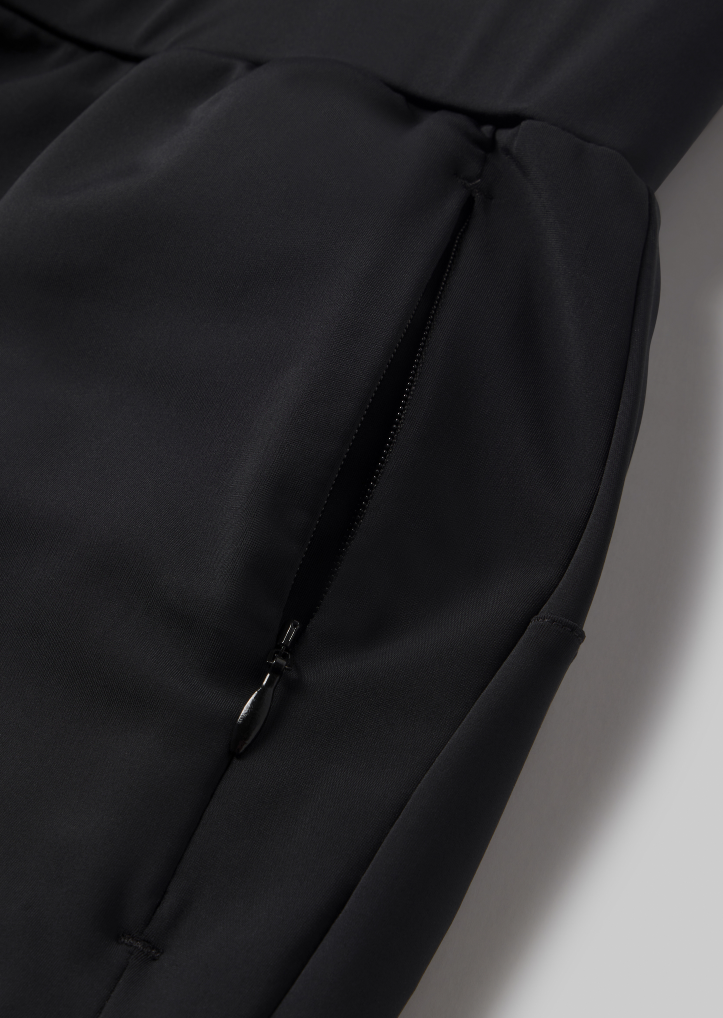 Tokyo Jogger - closeup of front zipper pocket