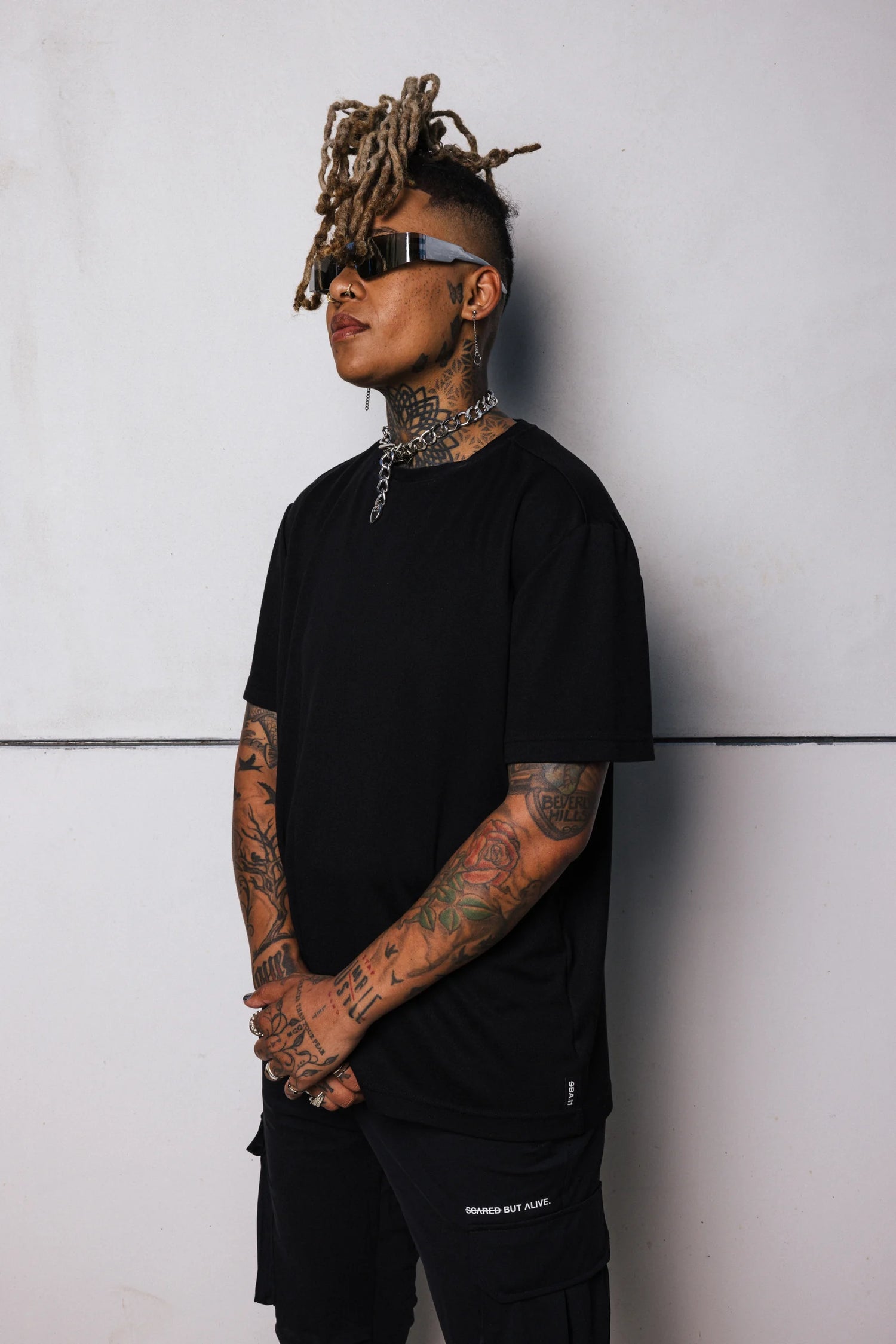 Bristol Tee Black Out worn in profile
