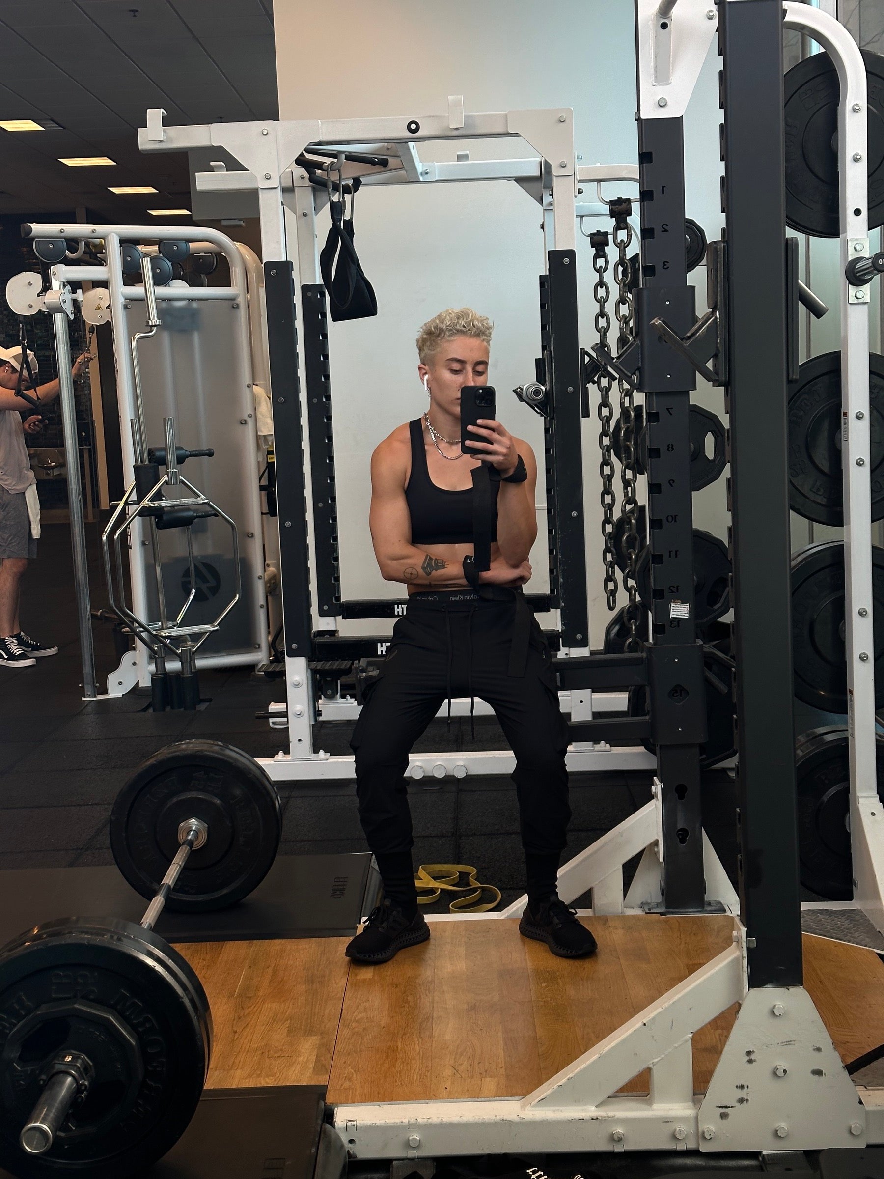 All-black gym fit test in mirror