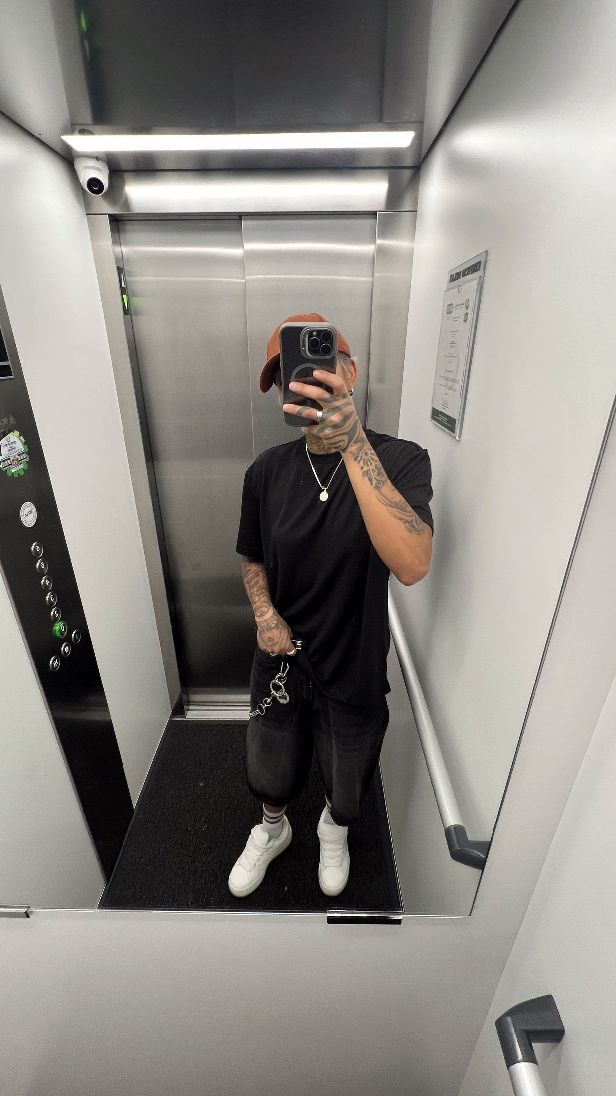Tokyo Jogger Black Out elevator fit check