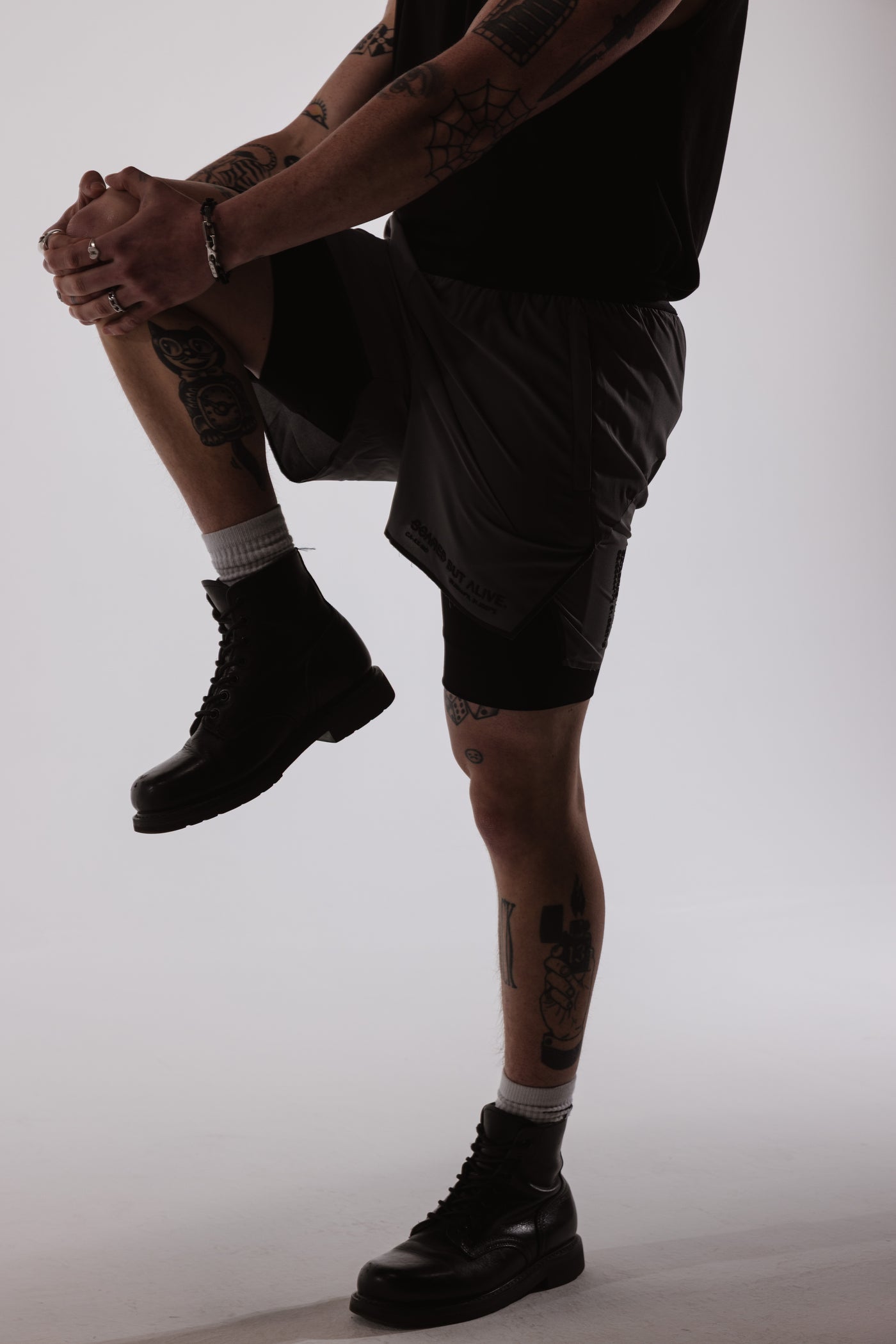 Berlin 7 inch Short Carbon Gray raised knee studio movement