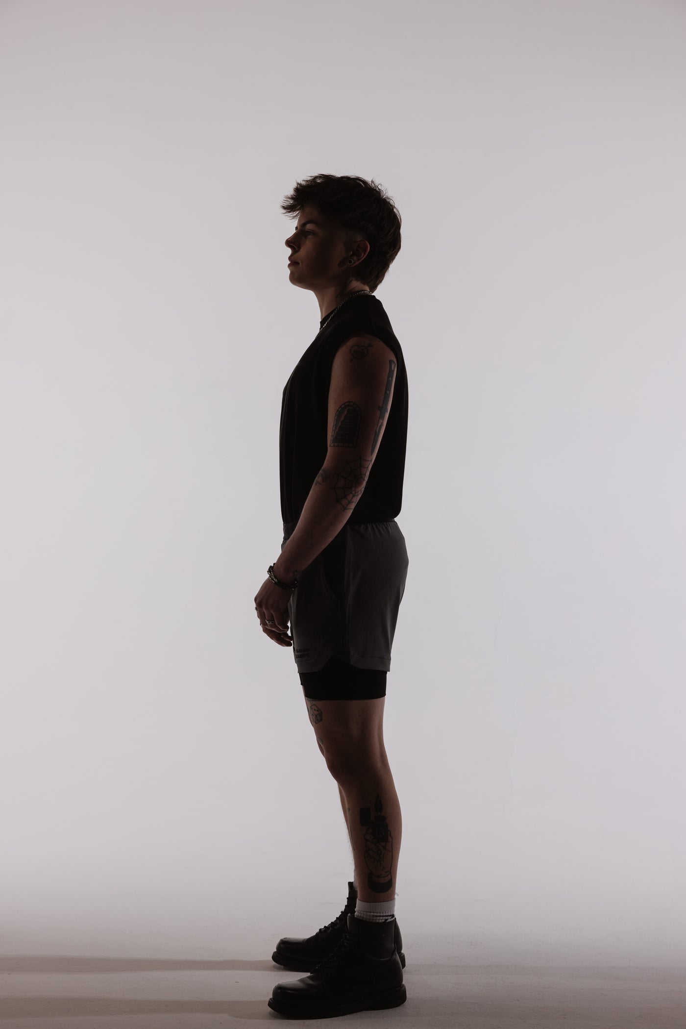 Berlin 7 inch Short Carbon Gray side profile studio fit