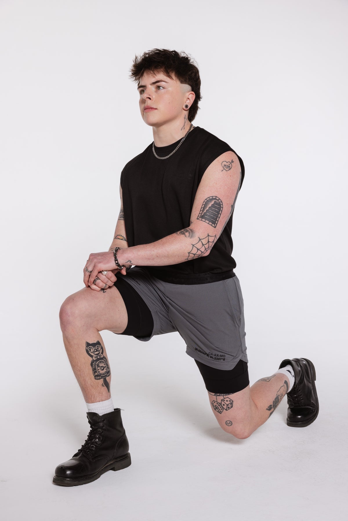Stockholm Tank Black Out kneeling studio fit image